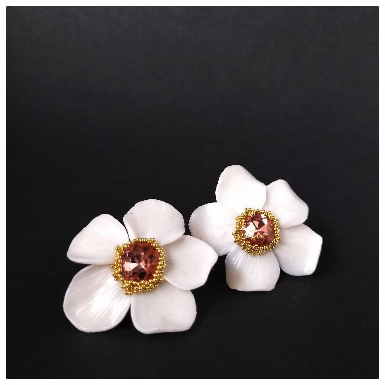 PENDIENTES FLOR BUTTERCUP-SWAROVSKI. - Hermine