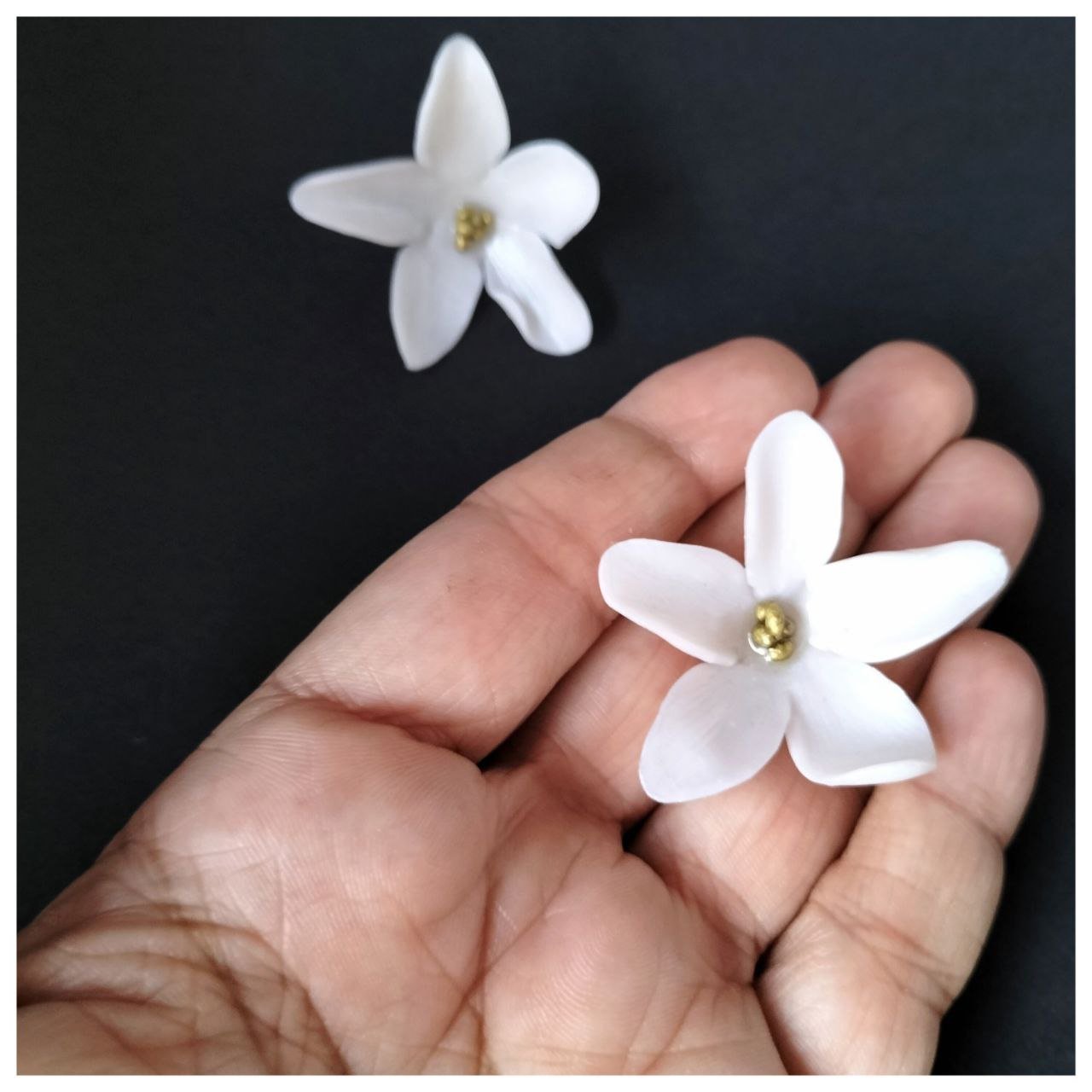 PENDIENTES FLOR JAZMIN BLANCA. - Hermine